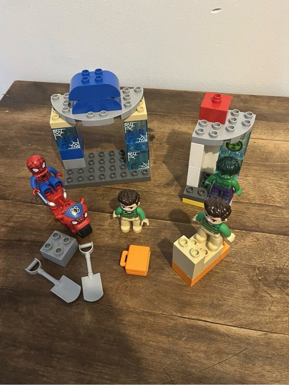 LEGO DUPLO: Spider-Man & Hulk Adventures (10876) & Airport Set